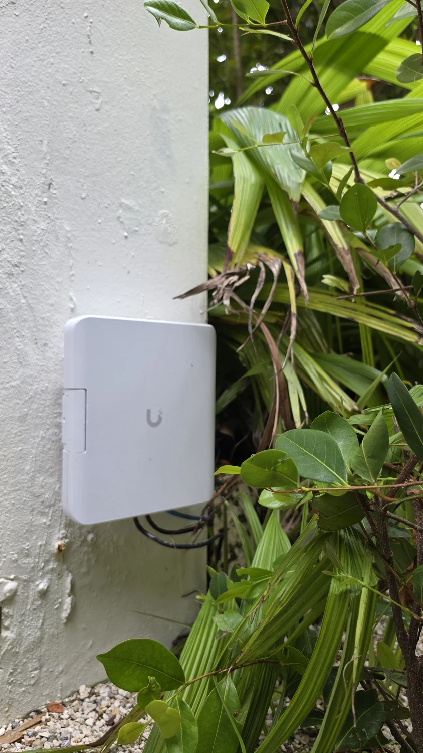 Compact access point mounted on an exterior pillar